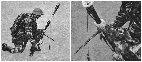 Tir de grenade au FASS 57 et utilisGrenade launcher FASS 57 and the soldier’s knife as a plumb-bob (*)